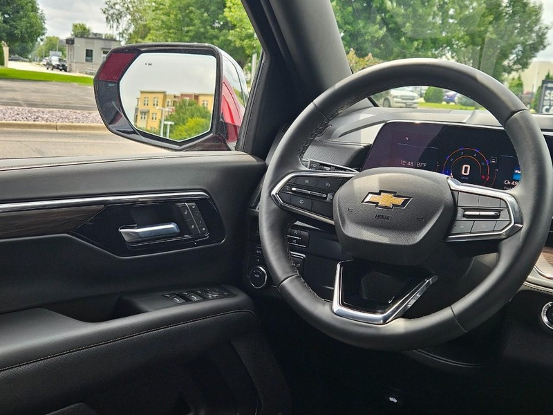 Chevrolet Suburban Vehicle Image 13