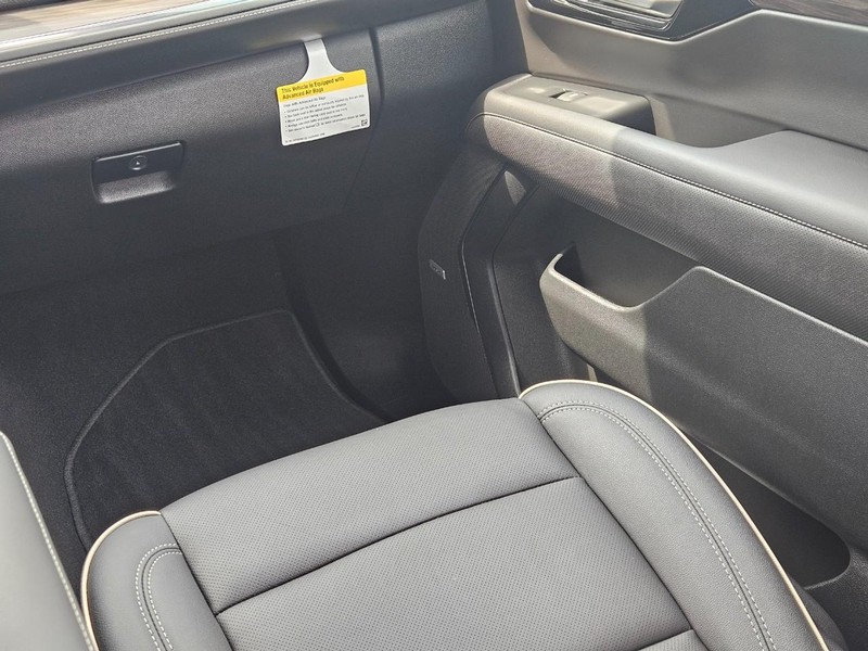 Chevrolet Suburban Vehicle Image 14