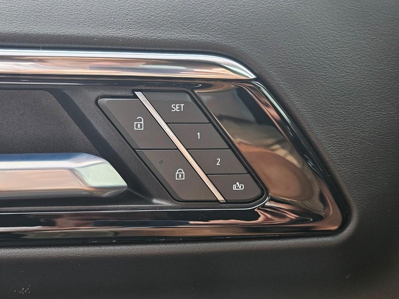 Chevrolet Suburban Vehicle Image 15