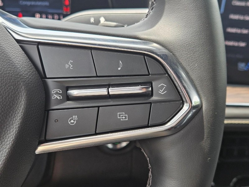 Chevrolet Suburban Vehicle Image 17