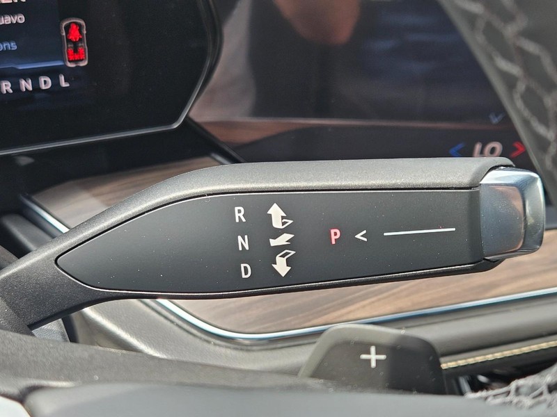 Chevrolet Suburban Vehicle Image 19