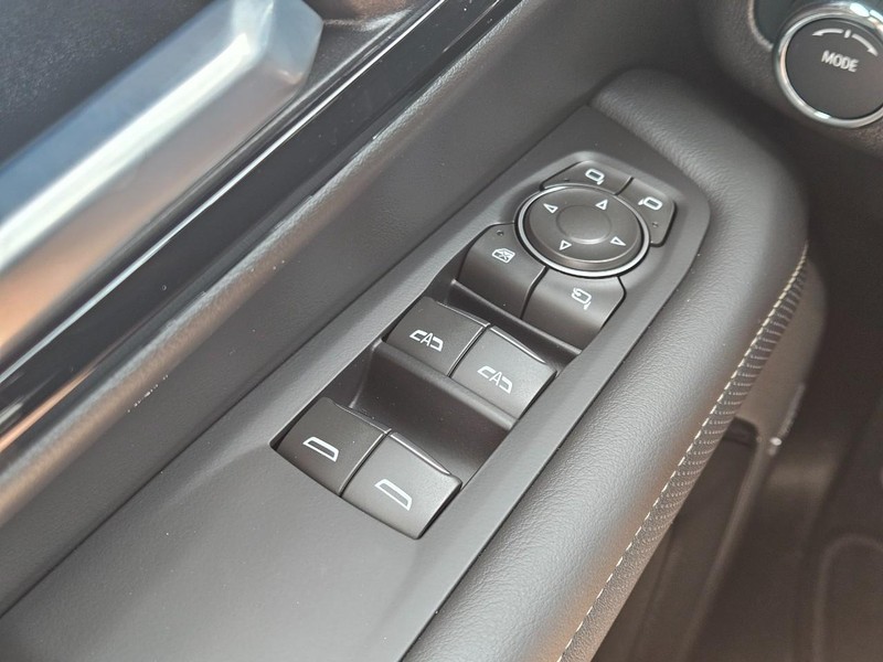 Chevrolet Suburban Vehicle Image 22