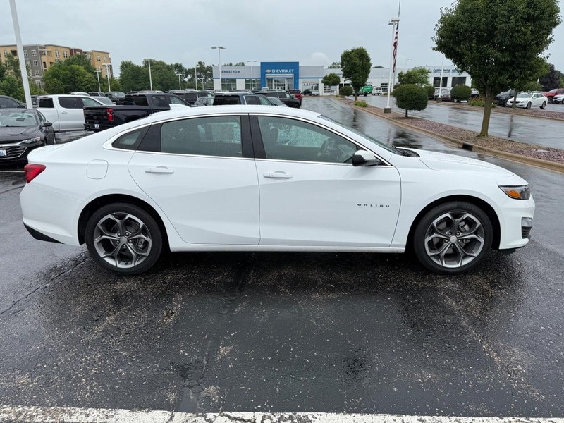 Chevrolet Malibu Vehicle Image 02