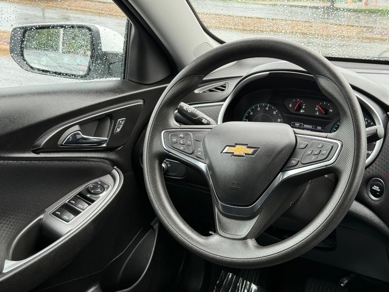 Chevrolet Malibu Vehicle Image 13