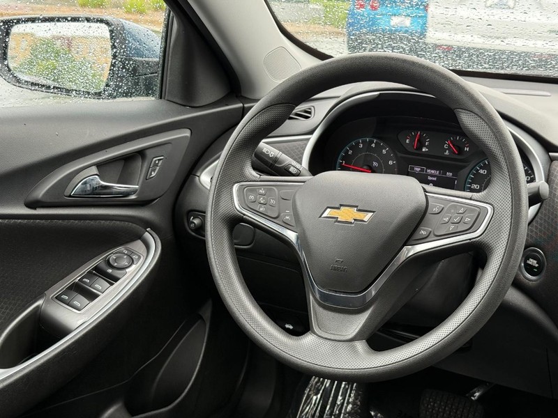 Chevrolet Malibu Vehicle Image 12