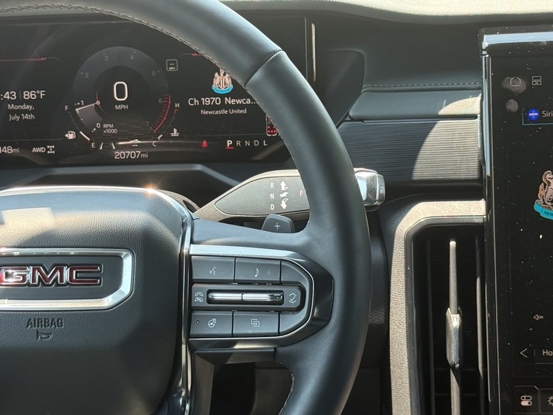 GMC Acadia Vehicle Image 12