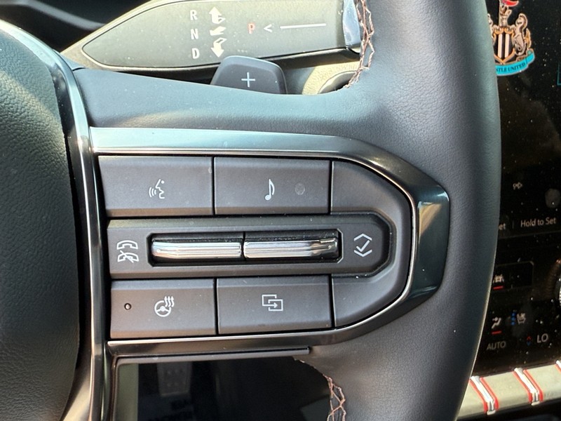 GMC Acadia Vehicle Image 16
