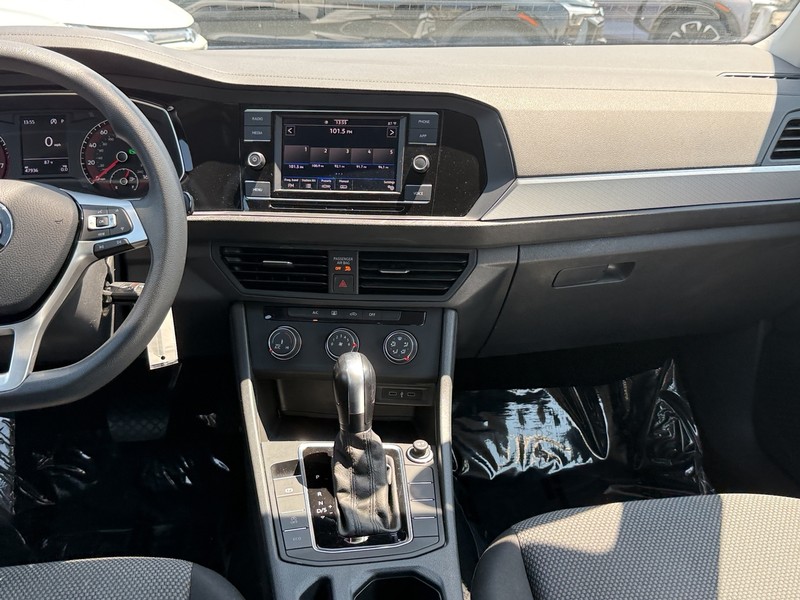 Volkswagen Jetta Vehicle Image 02
