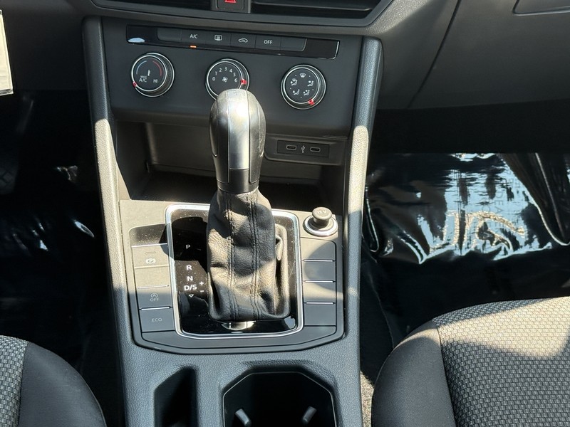Volkswagen Jetta Vehicle Image 03