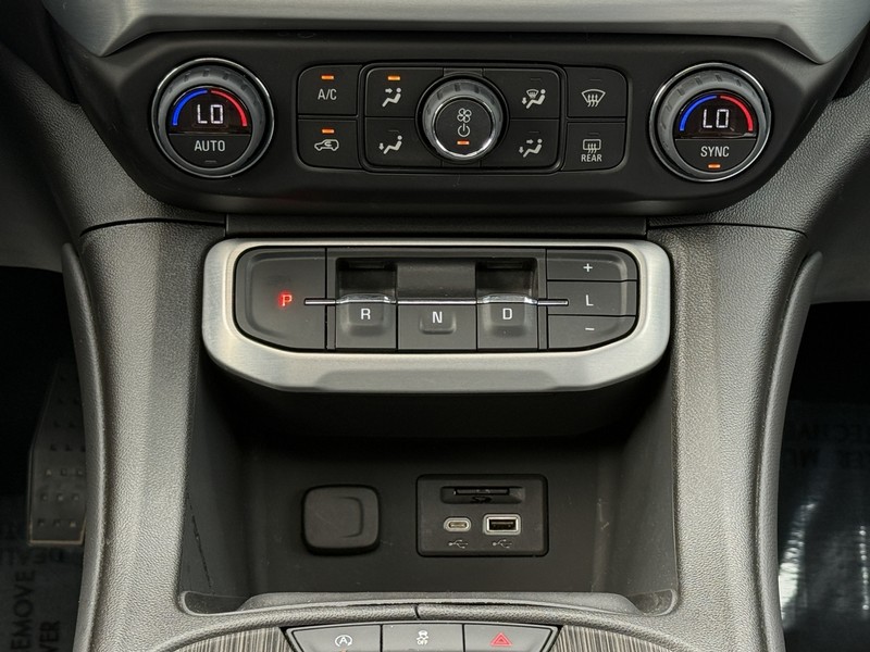 GMC Acadia Vehicle Image 13