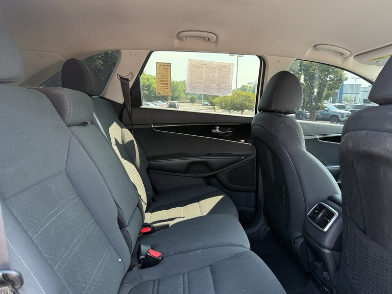 Kia Sorento Vehicle Image 10