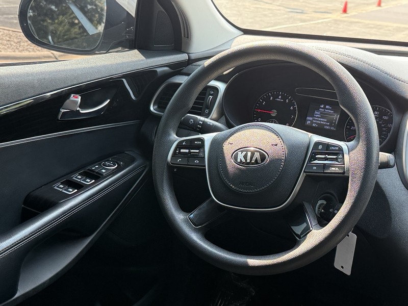 Kia Sorento Vehicle Image 14