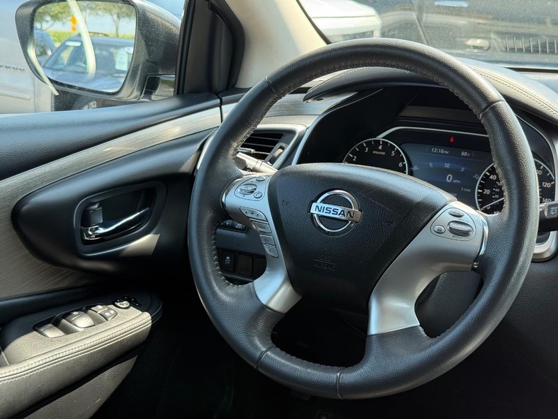 Nissan Murano Vehicle Image 14