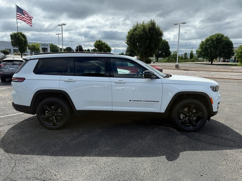 Jeep Grand Cherokee L Vehicle Image 02