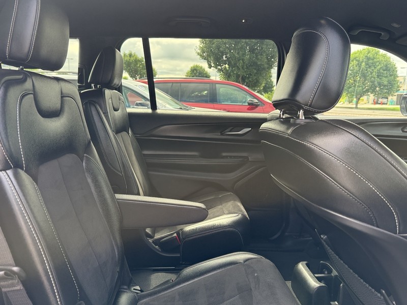 Jeep Grand Cherokee L Vehicle Image 10