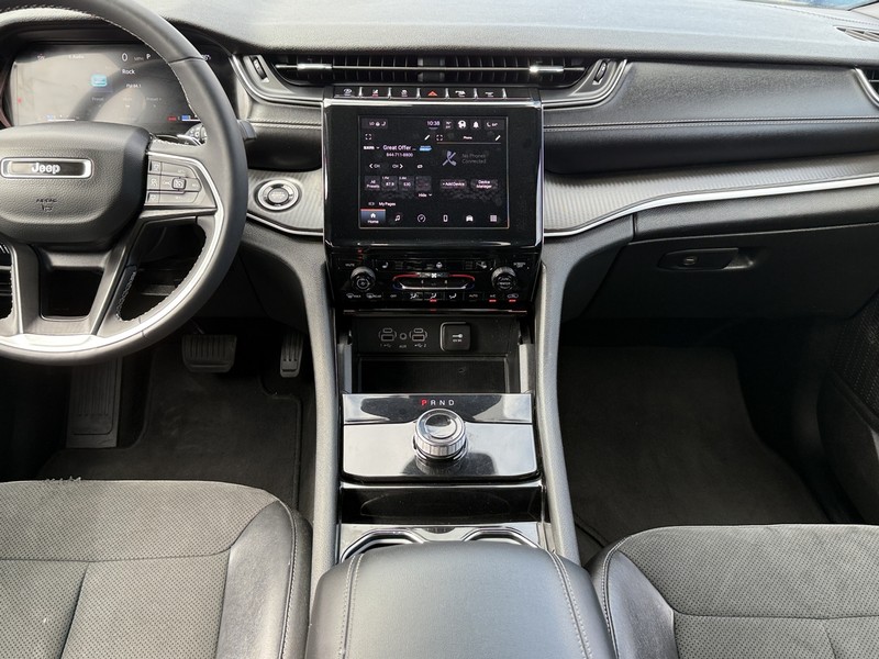 Jeep Grand Cherokee L Vehicle Image 11