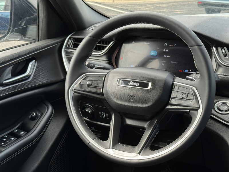 Jeep Grand Cherokee L Vehicle Image 14