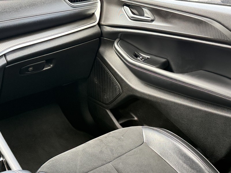 Jeep Grand Cherokee L Vehicle Image 15