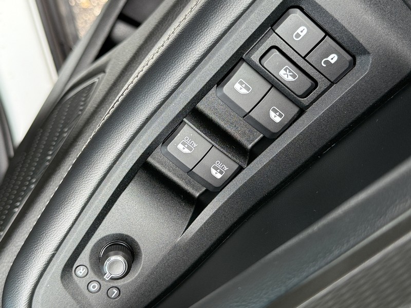 Jeep Grand Cherokee L Vehicle Image 21