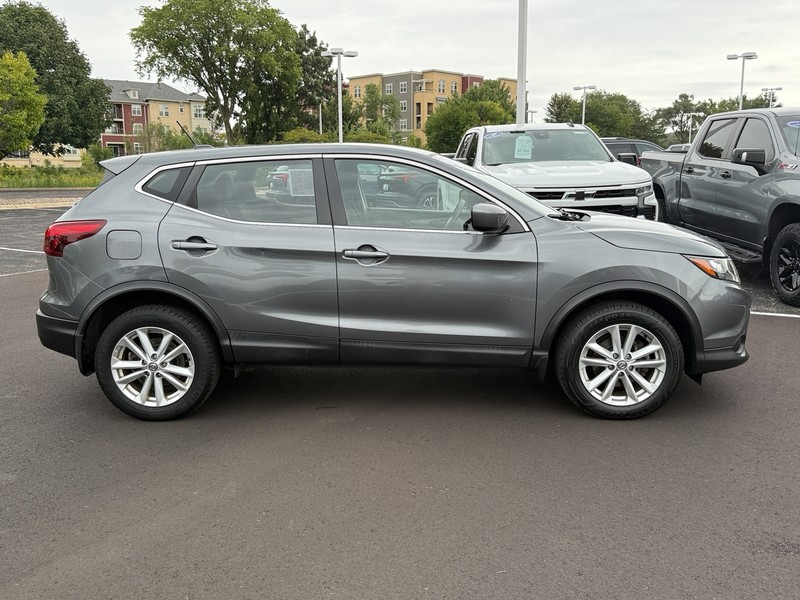 Nissan Rogue Sport Vehicle Image 02