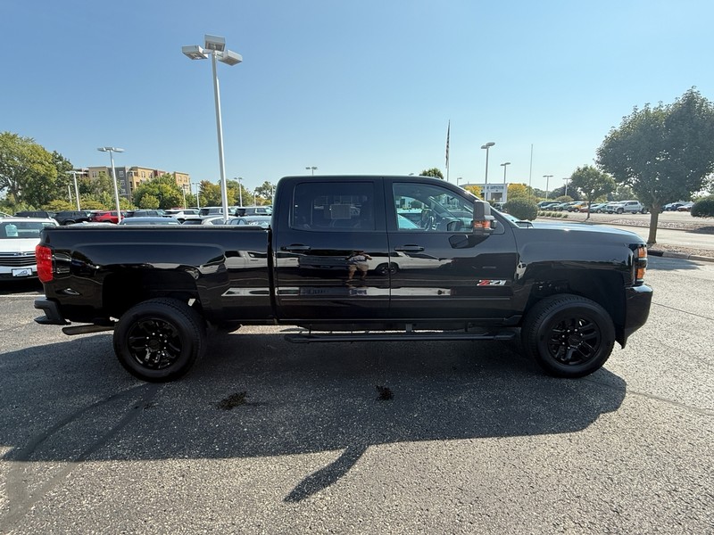 Chevrolet Silverado 2500HD Vehicle Image 02