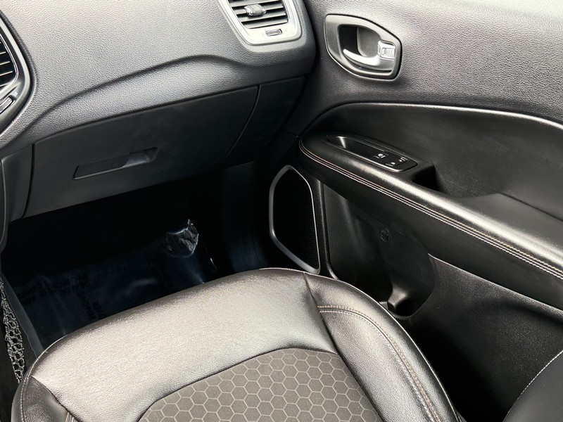 Jeep Compass Vehicle Image 15