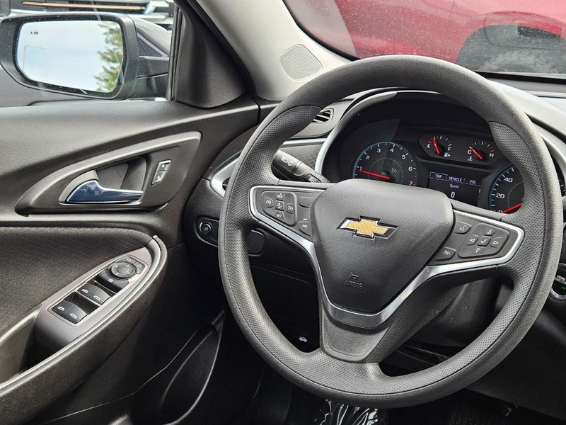 Chevrolet Malibu Vehicle Image 13