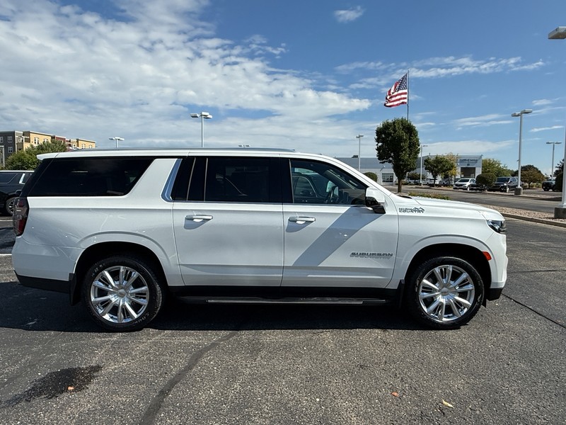 Chevrolet Suburban Vehicle Image 02