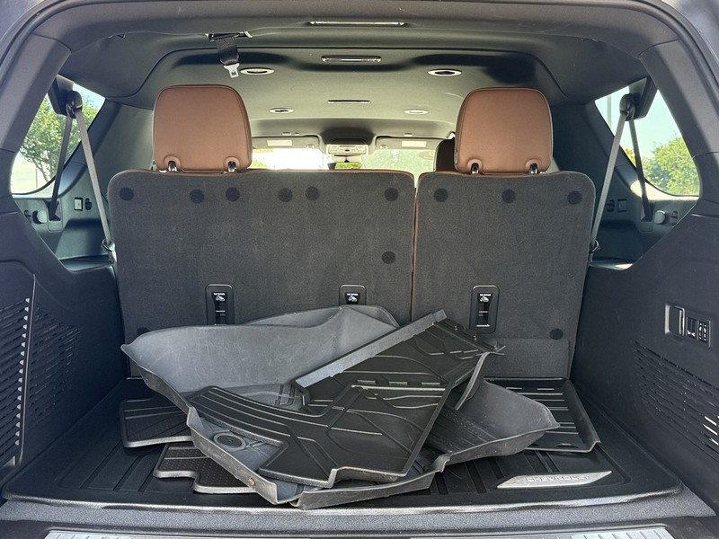 Chevrolet Suburban Vehicle Image 05