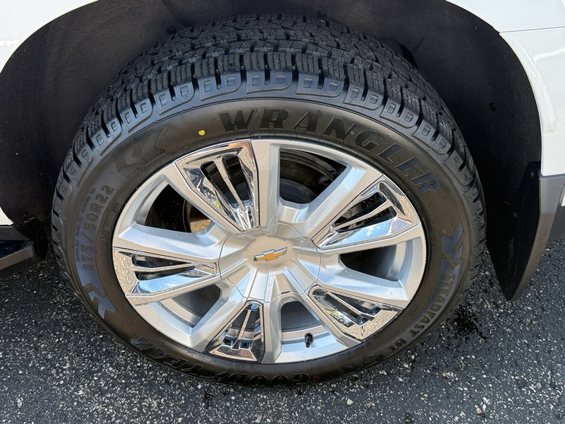 Chevrolet Suburban Vehicle Image 07