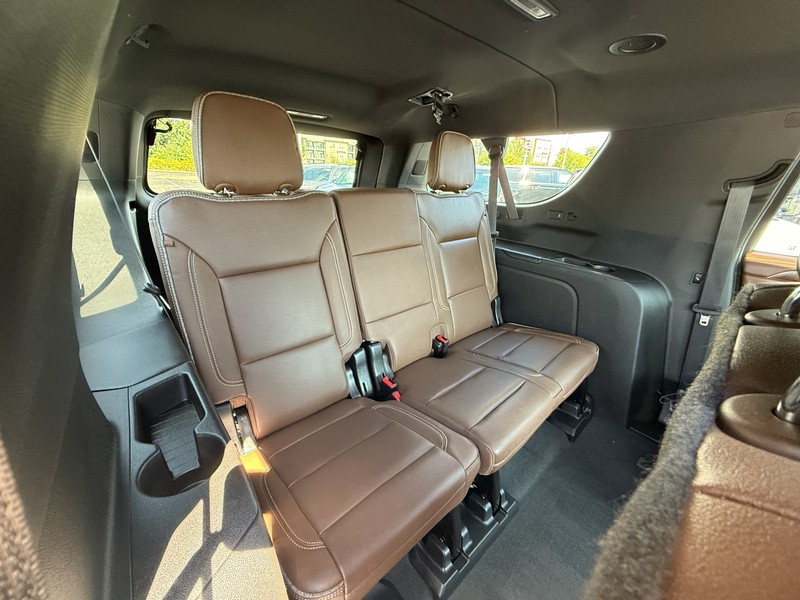 Chevrolet Suburban Vehicle Image 10