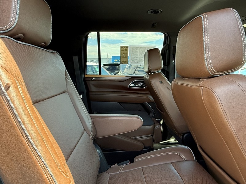 Chevrolet Suburban Vehicle Image 11