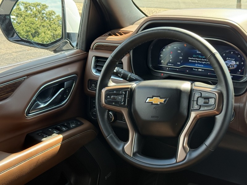 Chevrolet Suburban Vehicle Image 15