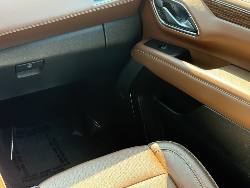 Chevrolet Suburban Vehicle Image 16