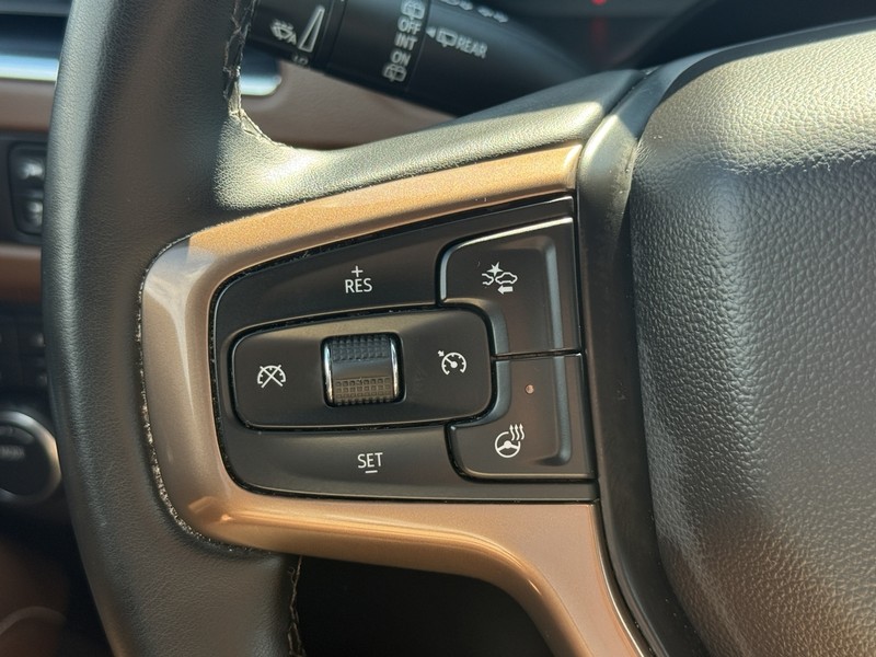 Chevrolet Suburban Vehicle Image 17