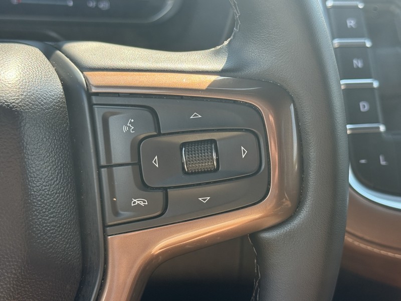 Chevrolet Suburban Vehicle Image 18