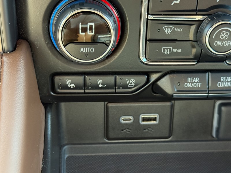 Chevrolet Suburban Vehicle Image 20