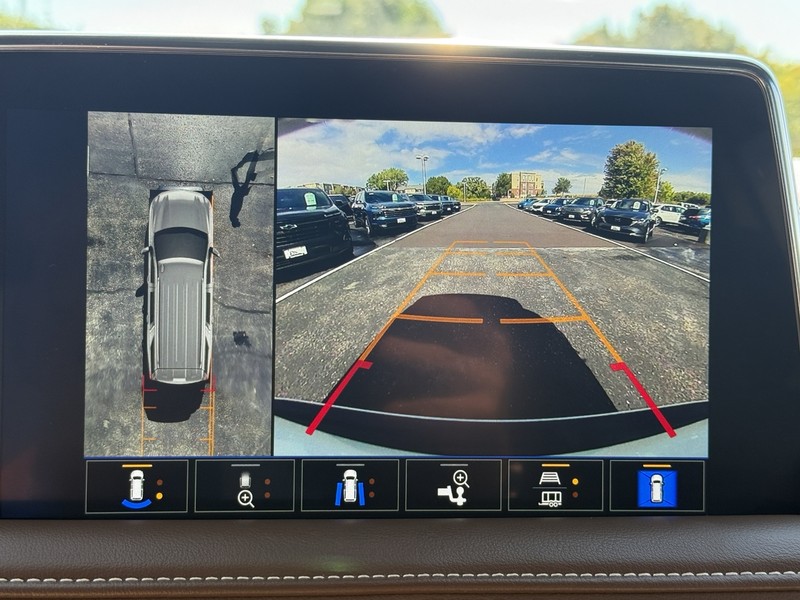 Chevrolet Suburban Vehicle Image 21