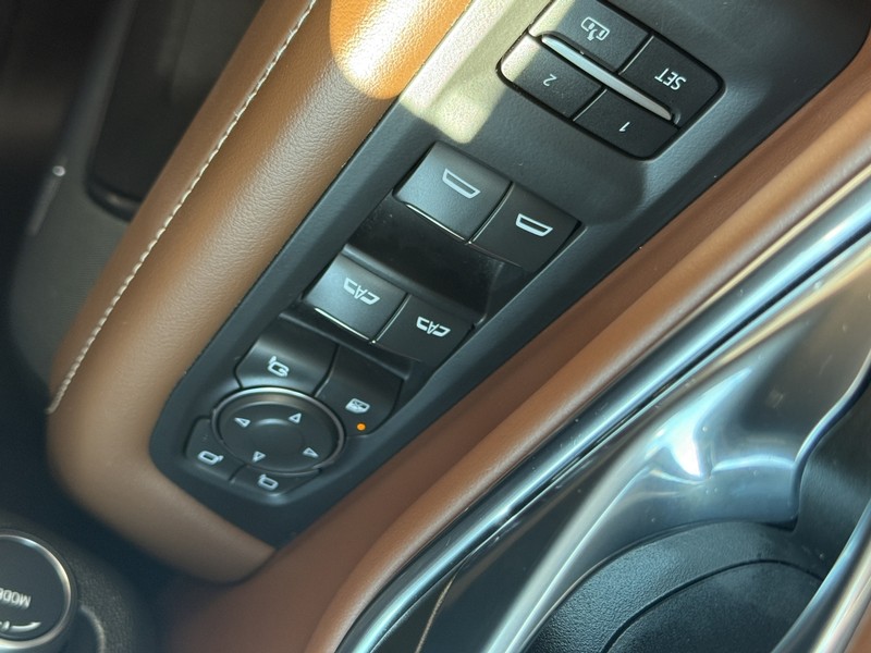 Chevrolet Suburban Vehicle Image 22