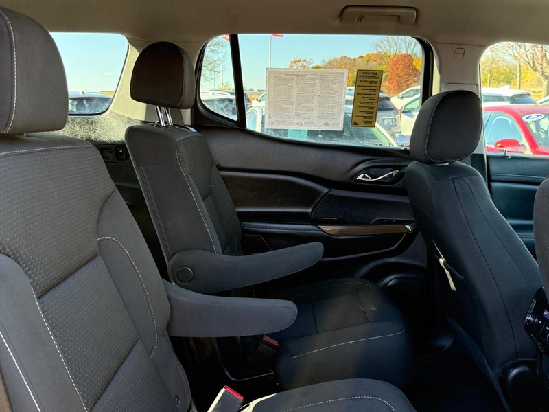 GMC Acadia Vehicle Image 10