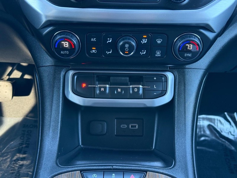 GMC Acadia Vehicle Image 13