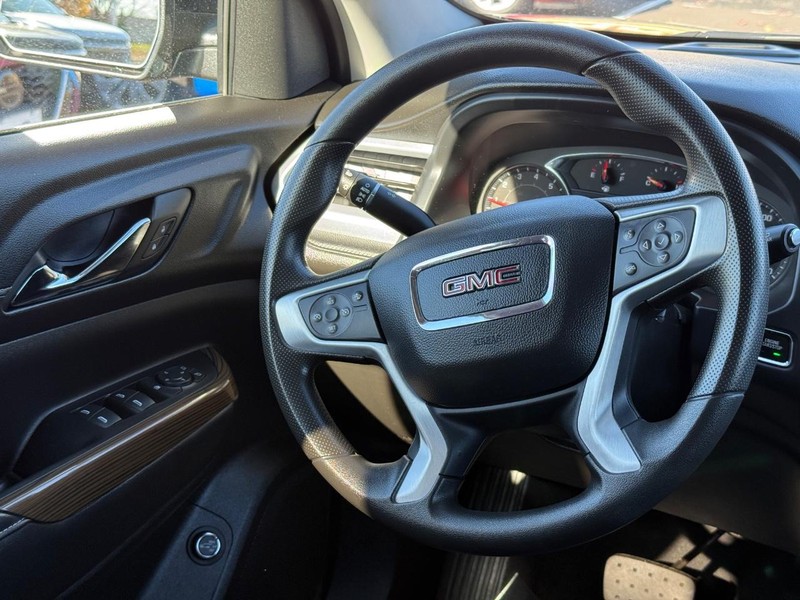 GMC Acadia Vehicle Image 14