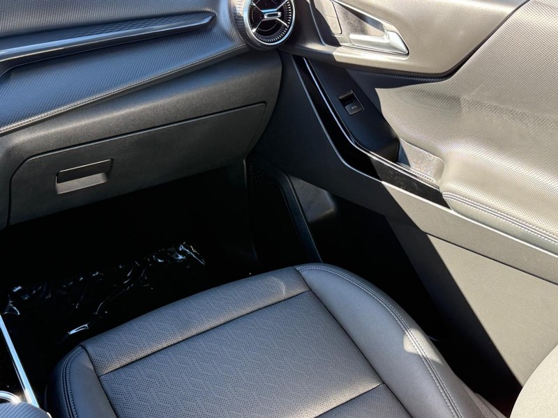 Chevrolet Equinox Vehicle Image 14