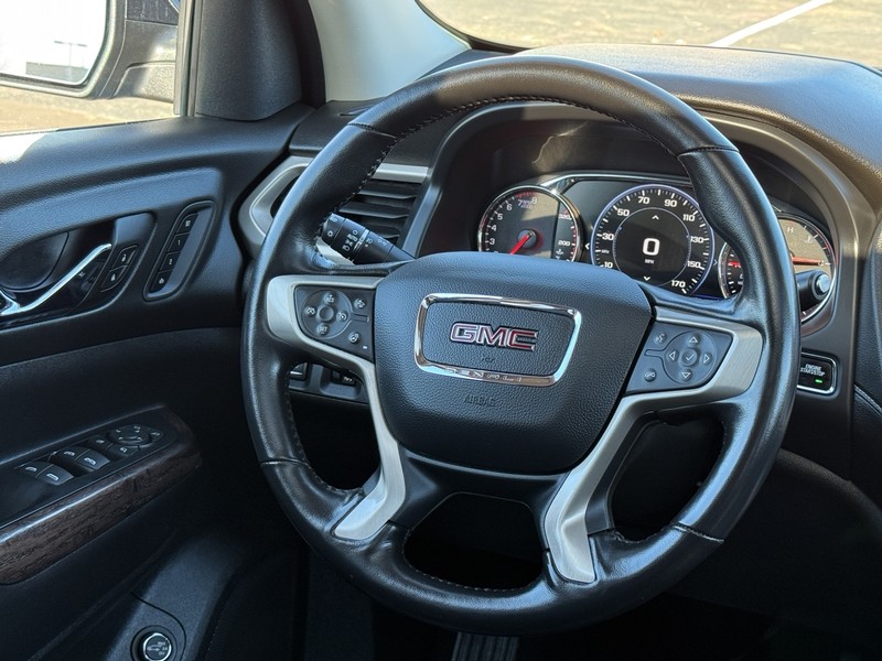 GMC Acadia Vehicle Image 14