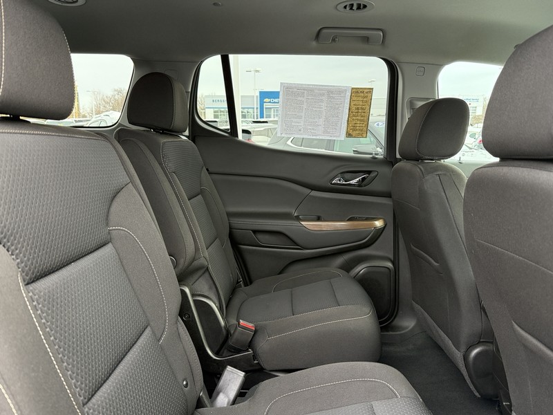 GMC Acadia Vehicle Image 09