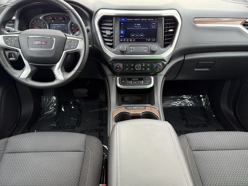 GMC Acadia Vehicle Image 10