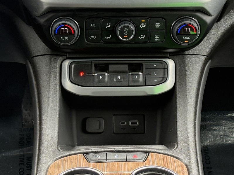 GMC Acadia Vehicle Image 12