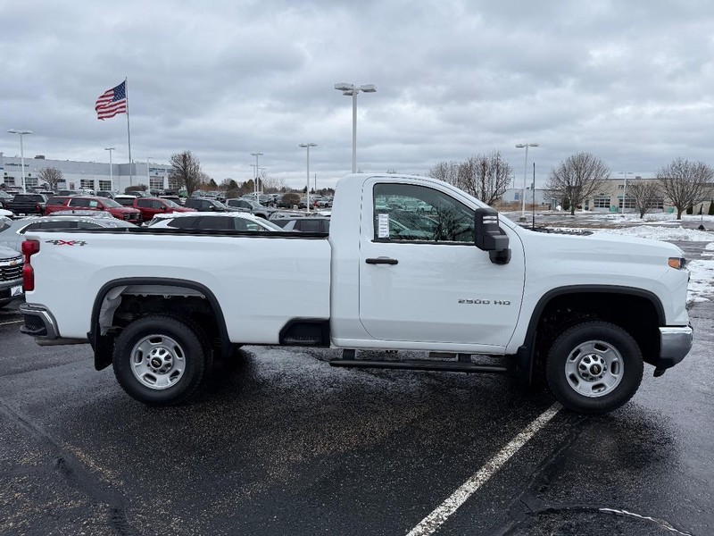 Chevrolet Silverado 2500HD Vehicle Full-screen Gallery Image 02
