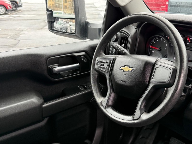 Chevrolet Silverado 2500HD Vehicle Full-screen Gallery Image 13
