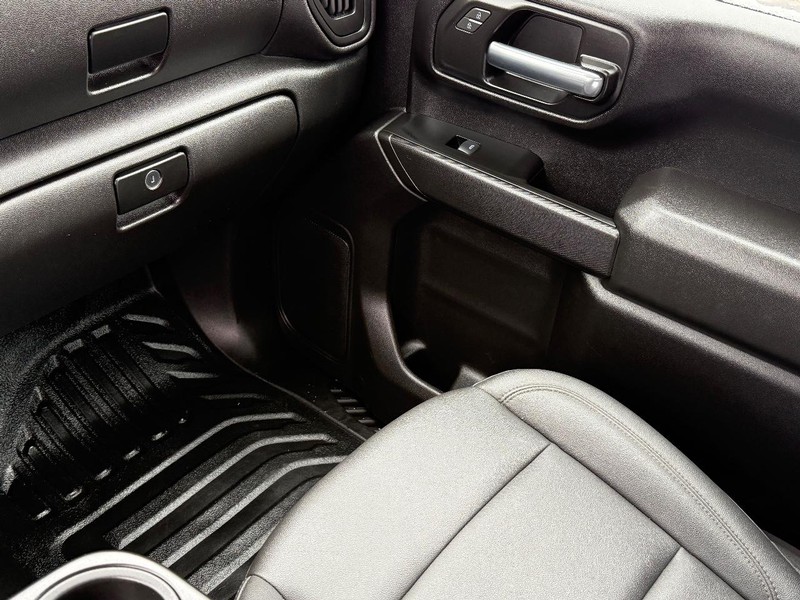 Chevrolet Silverado 2500HD Vehicle Full-screen Gallery Image 14